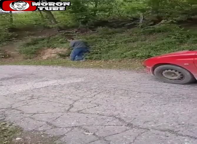 Video :A drunk driver reaches his car that has fallen to the side of the road